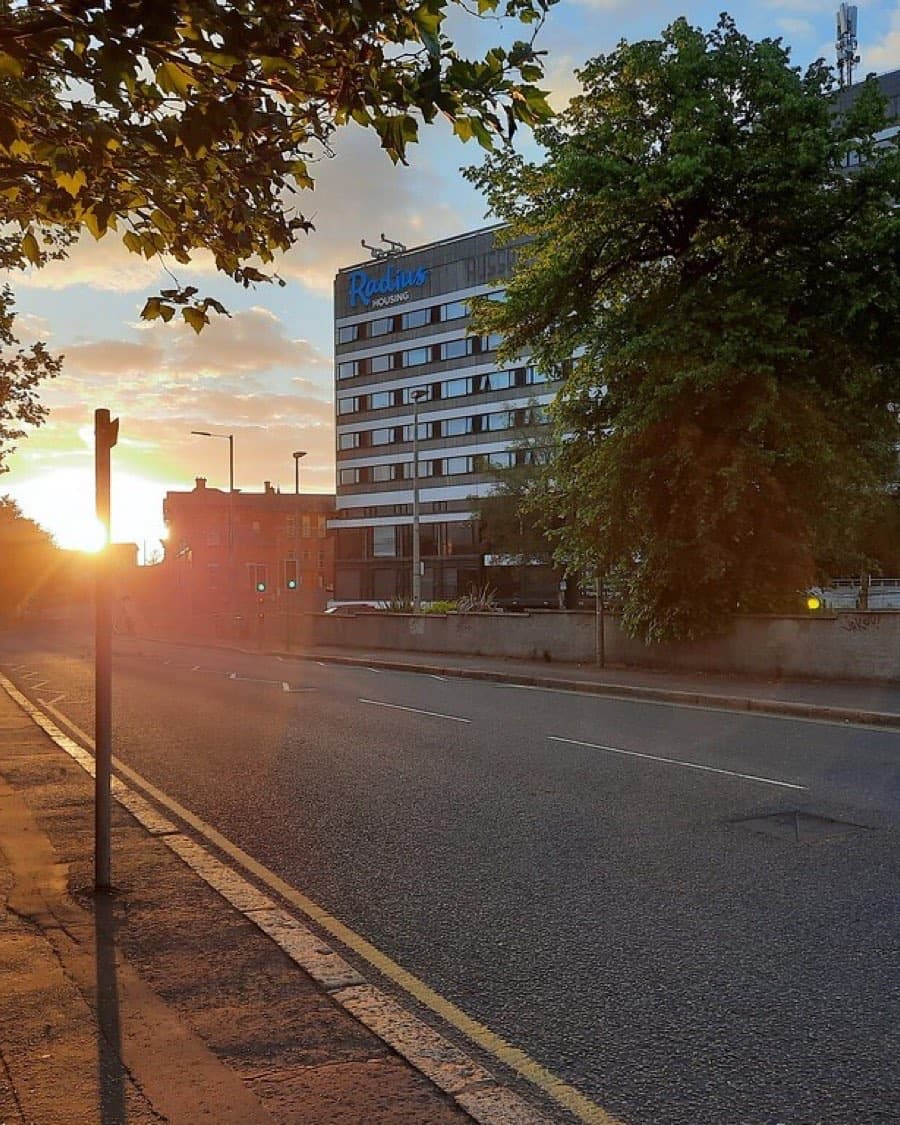 Calle vacía al atardecer