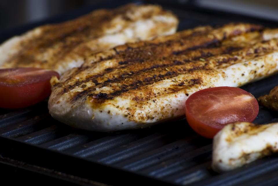 Pechugas de pollo a la parrilla con jitomate