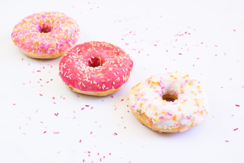 Tres donas glaseadas con chispas de colores