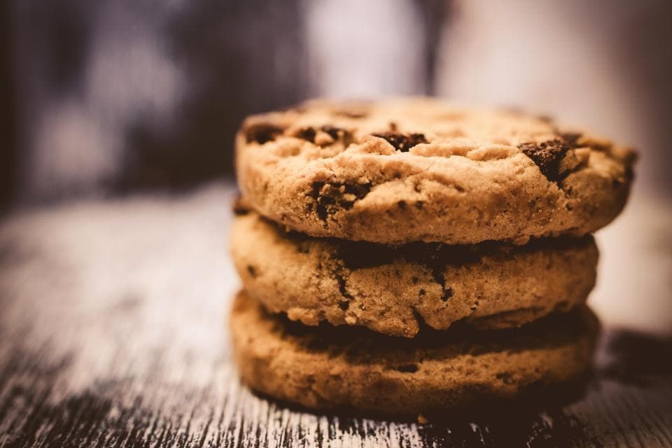 Pila de galletas con chispas de chocolate